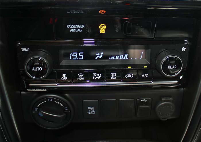 Toyota Fortuner Interior Controles