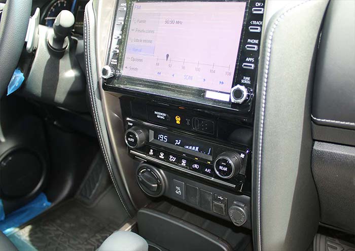 Toyota Fortuner Interior Radio Pantalla