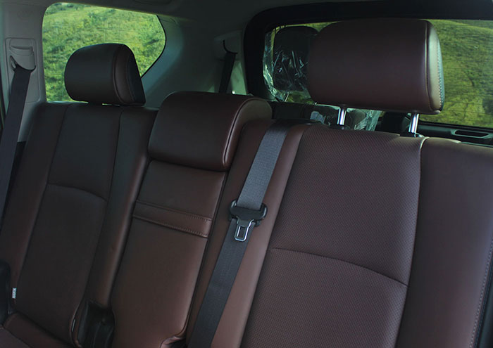 Toyota Land Cruiser Prado interior asientos de cuero