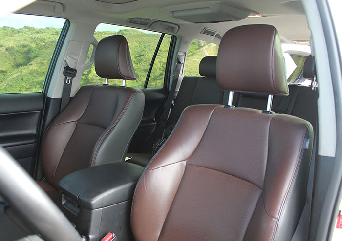 Toyota Land Cruiser Prado interior asientos delanteros
