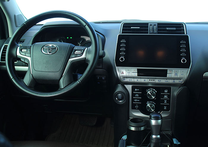 toyota Land Cruiser Prado interior timón y radio pantalla tactil